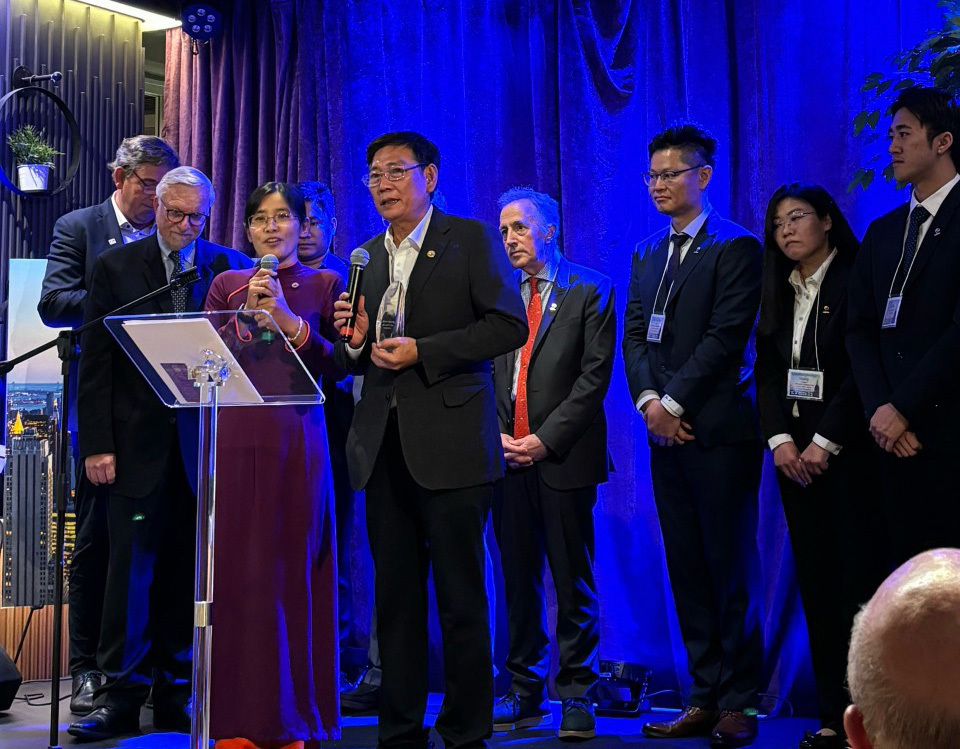 Đồng chí Mai Hùng Dũng, Phó Chủ tịch Thường trực UBND tỉnh Bình Dương đã đại diện nhận giải thưởng 